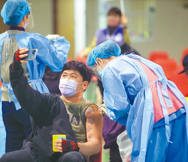 桃机群聚案扩大，桃园市自12日起连续5天，设置37处社区接种站施打第三剂，民眾至大园老人活动中心接种站施打BNT疫苗时自拍留下纪录。（陈怡诚摄）