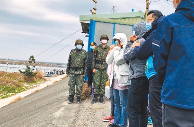 陈奕父母、妹妹、女友12日下午到失事现场，对着海面哭喊「陈奕快回来」。（吕妍庭摄）