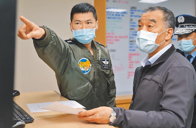 国防部长邱国正（右）12日前往嘉义基地第四联队指导搜救进度，强调国军全力搜救，绝不放弃任何希望。（军闻社）