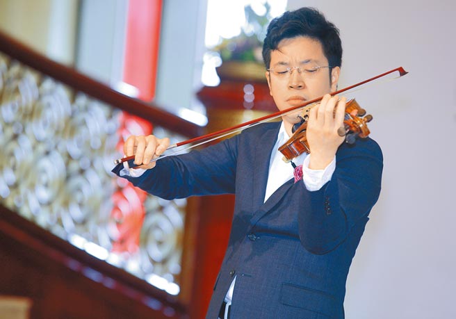 国家交响乐团NSO于6日在台北国家音乐厅举办力晶2022艺文飨宴《吕绍嘉、黄俊文与NSO》音乐会，小提琴家黄俊文4日在记者会上演奏。（张铠乙摄）