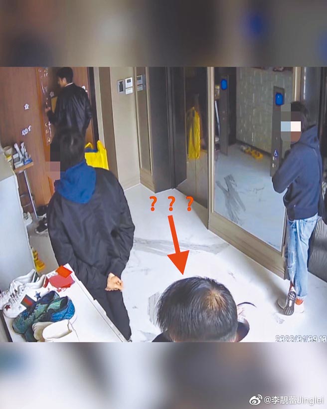 李靚蕾曝光監視器畫面，可見王力宏緊貼在門上，身後還有三名男子。（摘自微博）