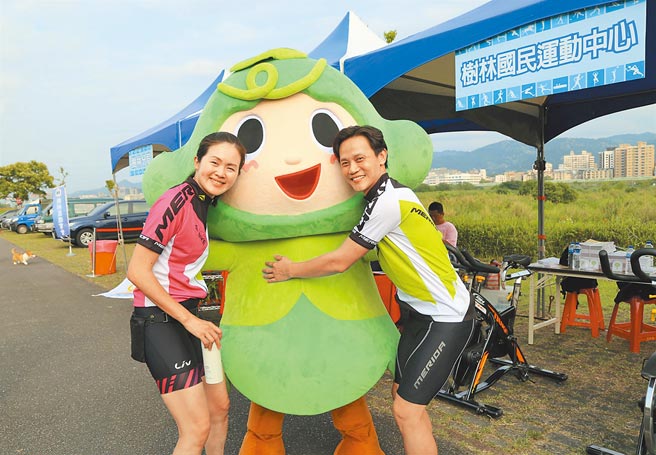 国民党新北市党部主委确定由黄志雄（右）续任。（摘自黄志雄脸书／叶德正新北传真）