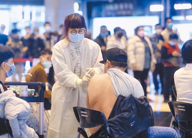 台北市议员林颖孟质疑北市疫苗量能六都吊车尾，要台北市长柯文哲防疫学分别再留级，图为施打疫苗示意图。（本报资料照片）