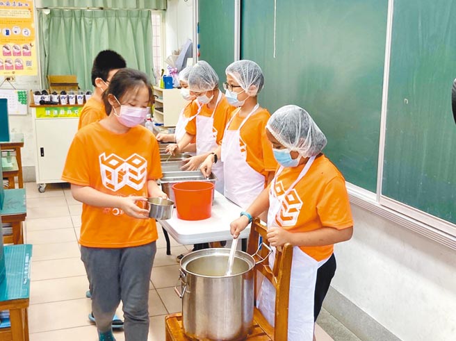 中小學免費營養午餐是宜蘭縣長林姿妙的重要政策，為了確保營養午餐品質，未來營養午餐送到學生前，校長等人要先試菜。（宜蘭縣政府提供／李忠一宜蘭傳真）