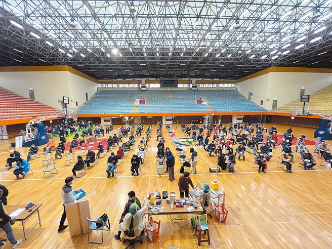 基隆市政府在市立体育馆开设大型接种站，提供市民免预约接种服务。（陈彩玲摄）