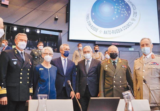 為緩解烏克蘭邊界危機，北約與俄羅斯12日召開會議，不過，雙方態度強硬，達成共識的機會恐怕不大。美國副國務卿雪蔓（左二）、北約祕書長史托騰柏格（左三）、俄羅斯副外長格魯希科（右三）及國防部副部長福明（右二）與會。（路透）