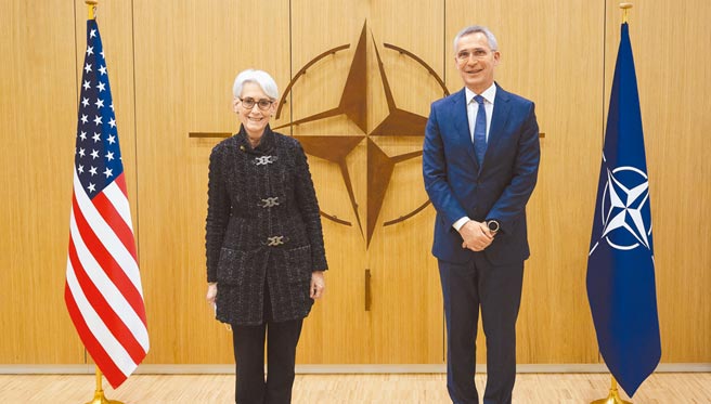 美国副国务卿雪蔓（左）11日与北大西洋公约组织(NATO)秘书长史托腾柏格（右）会面。（摘自北大西洋公约组织(NATO)官网）