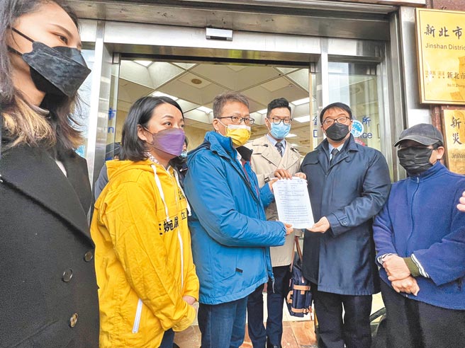 前金山区公所小编陈嘉纬2020年8月过劳猝死，立委王婉谕（左二）、赖品妤（左一）陪同陈嘉纬的父亲（右一）至金山区公所请求国家赔偿。（王扬杰摄）