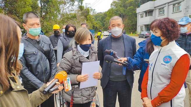 坤舆公司经理王亚绮，指自救会成员攻击她，导致她头、手部受伤，但没提告就是希望跟地方沟通协调。（李京升摄）