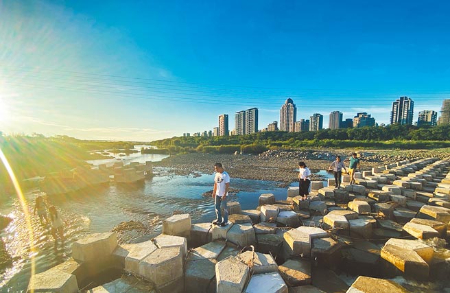 新竹市长林智坚呛新竹县长杨文科表示，喝好水绝不是假议题，请杨县长要正视民意，不要藐视人民的声音！（陈育贤摄）