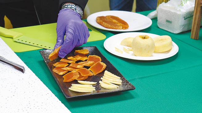 年节脚步逼近，台南市政府农业局12日邀集南市乌鱼子业者行销在地优质乌鱼子。（张毓翎摄）