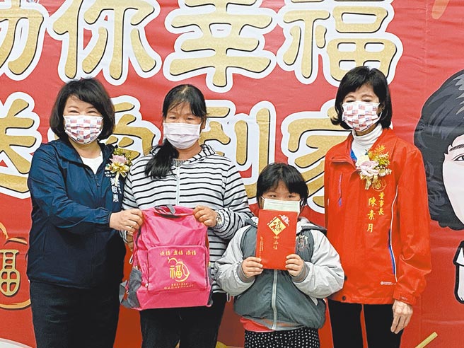 嘉义市长黄敏惠（左）、福添福基金会董事长陈素月（右）送红包及福袋伴手礼给何小妹妹。（廖素慧摄）