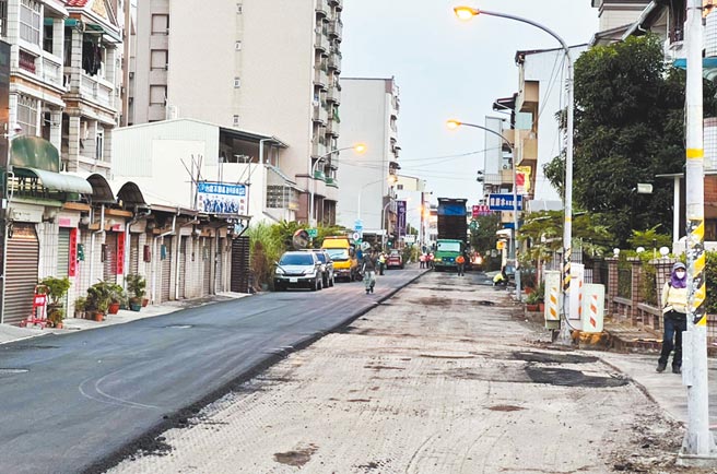 屏县道路相关工程在春节前夕加紧赶工，屏县府也祭出春节禁挖令，让民眾有个安全顺畅过年的环境。（林和生摄）