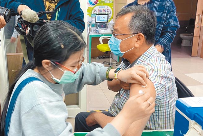 澎湖县长赖峰伟呼吁乡亲尽速接种第3剂追加剂疫苗，也以身作则施打。（陈可文摄）