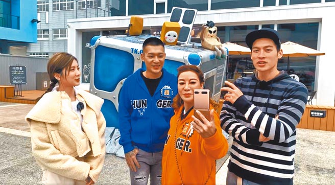 「豆花妹」蔡黄汝（左起）、凤梨、杨绣惠、许孟哲趁出外景空檔开直播与粉丝互动。（中视提供）