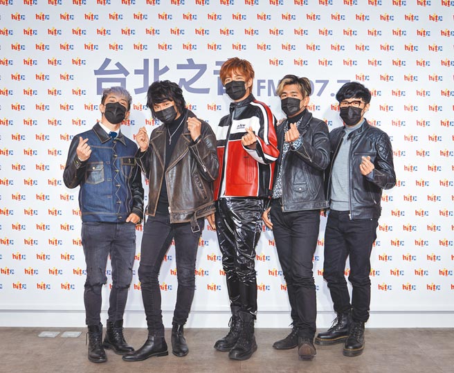 八三夭昨出席電台活動，宣傳新專輯，成員阿電（左起）、霸天、阿璞、小橘、劉逼。（Hit Fm聯播網提供）