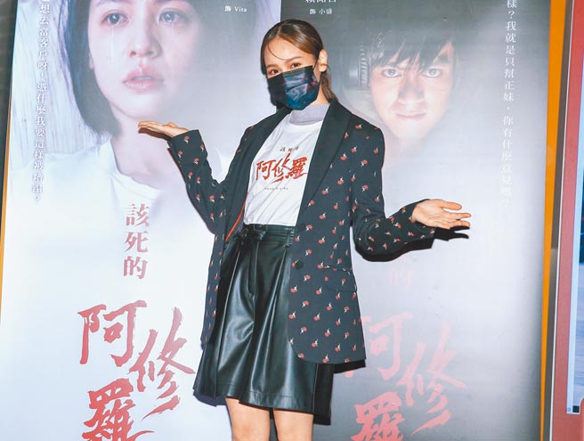 黄姵嘉昨出席电影《该死的阿修罗》发布会，和影迷朋友见面。（粘耿豪摄）