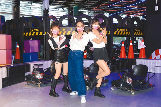 阿樂（左起）、吱吱、芳芸搭檔主持節目，昨在記者會中拚膽識。（三立提供）