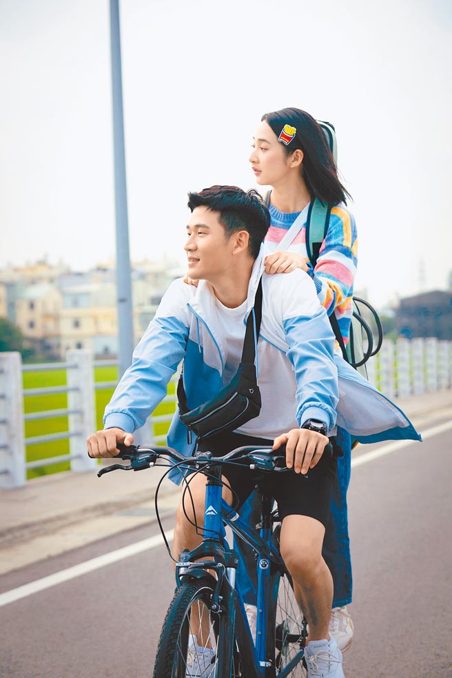 片中周兴哲（左）骑脚踏车载着李沐兜风，画面有两小无猜的浪漫。（华映提供）