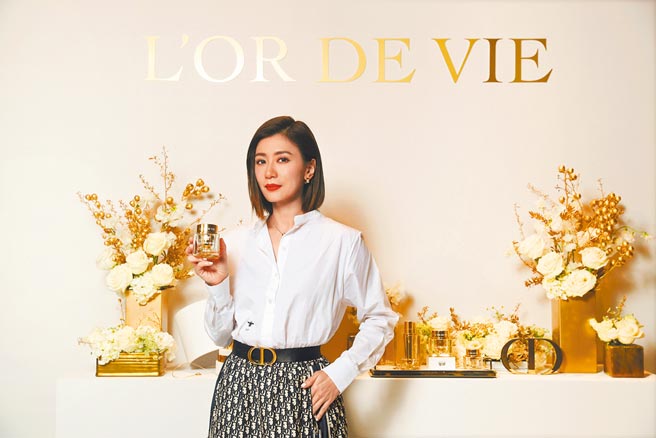 迪奧品牌大使賈靜雯用美肌征服精品美妝。（迪奧提供）