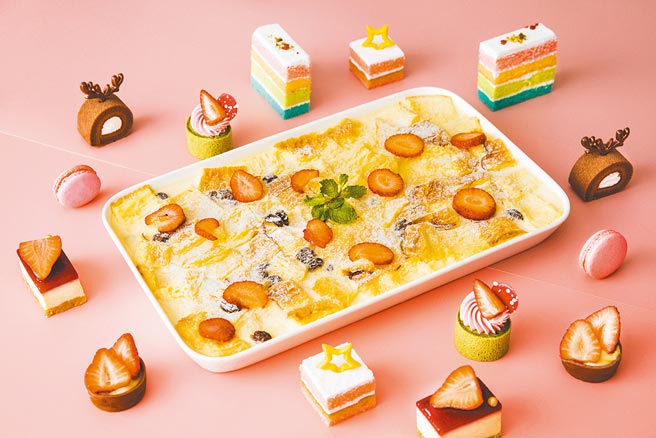 「Market Flavor悅．市集」全日自助餐廳餐檯推出多款草莓甜品，其中「麵包布丁」以傳統經典風味呈現。（台北新板希爾頓酒店提供）