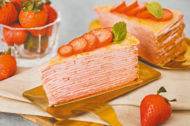 「草莓千層蛋糕」逾20層薄如紙的細緻蛋皮、草莓果醬製成鮮奶油與焦糖組成的千層蛋糕。（台北新板希爾頓酒店提供）