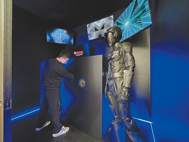 YAMAHA将于1月19日带来全新电动车款EMF（Electro Motive Fighter）未来战斗机。业者目前正于台北信义香堤广场及华山文创园区打造巨型神秘无机生命黑盒（见图）。（图／陈大任）