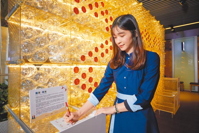 Global Mall今年春节首度携手太古可口可乐，以NG宝特瓶打造独家「循光。寻光」永续展，板桥车站「祈愿灯墙」可写下愿望贴于宝特瓶后方，展览后的宝特瓶会回收再制成日常生活用品。（Global Mall提供）