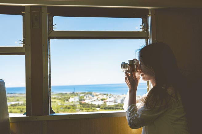 旅客可在「蓝皮解忧号」上饱览疗癒的碧海蓝天景色。（雄狮旅游提供）