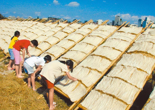 新竹风吹新竹米粉。（本报资料照片）