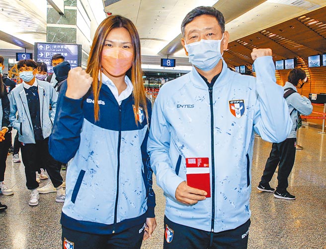 中华女足出征印度亚洲杯，总教练越后和男（右）与队长王湘惠有信心带回明年世界杯门票。（陈麒全摄）