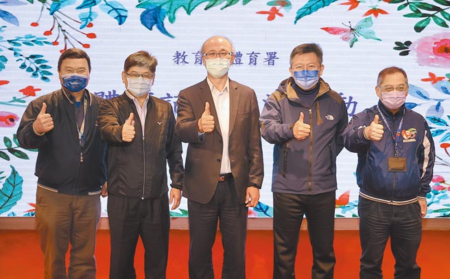 教育部次长林腾蛟（中）以代理署长之姿，率领体育署主管拜早年，并宣布启动黄金计画2.0。（体育署提供）