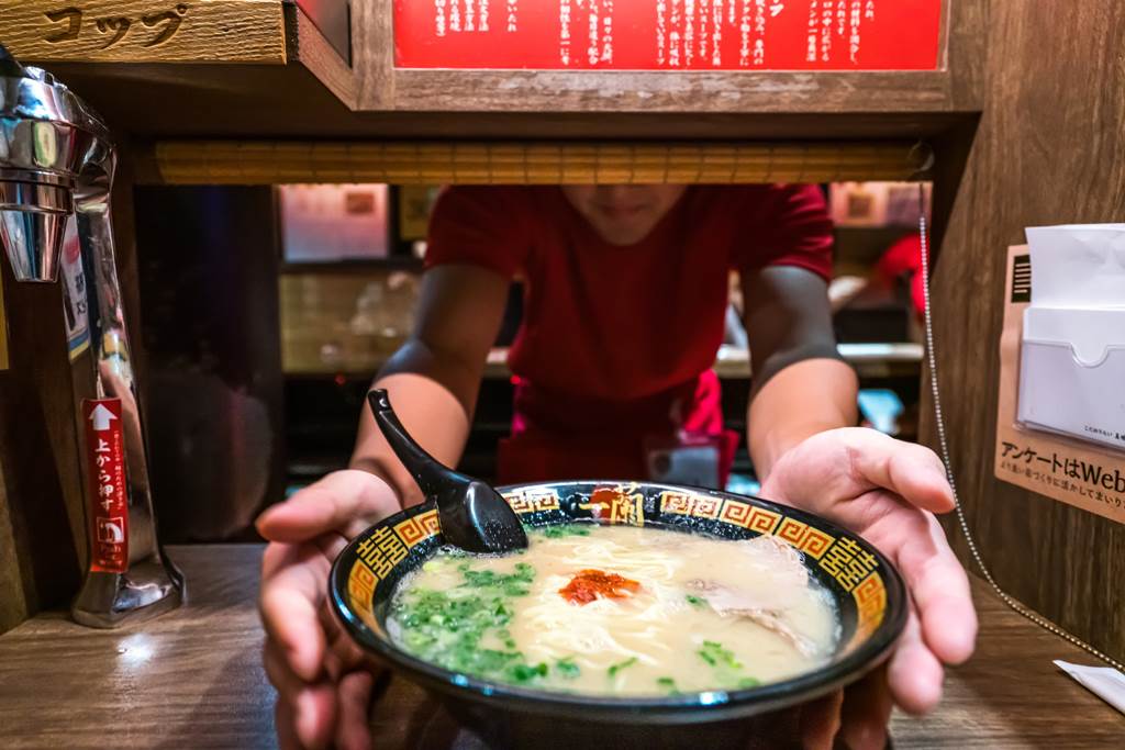日本一蘭拉麵進駐台灣後一直深受民眾喜愛，每到用餐時段都需要排隊才能入場。（示意圖／達志影像）