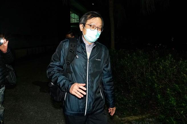 交通处长黄志良离开地检署，他拒绝接受媒体提问，仅表示「明天还要上班。」（李忠一摄）