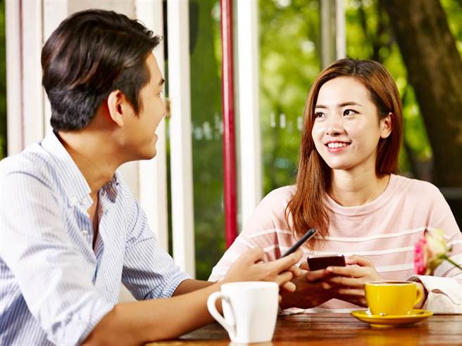 许多男女错过黄金时期，只能以相亲、徵婚来寻找另一半。(示意图／达志影像)