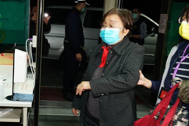 前国大代表林束梅被送往宜兰地检署复讯，她步入地检署时忍不住喊累。（李忠一摄）