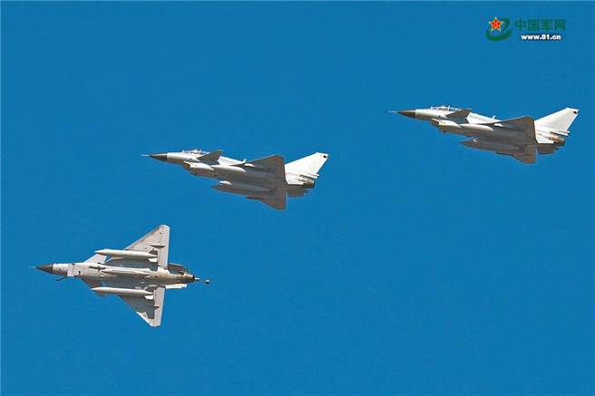 大陆歼-10战机性能早已具备出口条件，只是重大军火交易中，性能通常不是最重要的考量，主要还是政治因素。（图／中国军网）