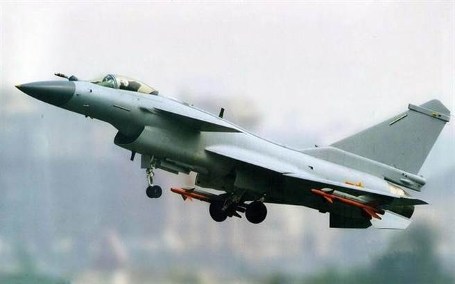 多年前在航展上展出的歼-10也曾引起委内瑞拉空军司令的兴趣，随后中委双方曾就此进行接触，但2013年委国总统查维兹因病去世后，交易谈判就此中断。（图／网路）