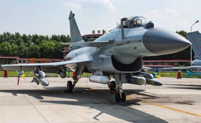 2013年9月的北京航空展上展出歼-10战机时，歼-10在航展上获得许多海外潜在客户的注意，其中有亚洲国家也有非洲国家。（图／网路）