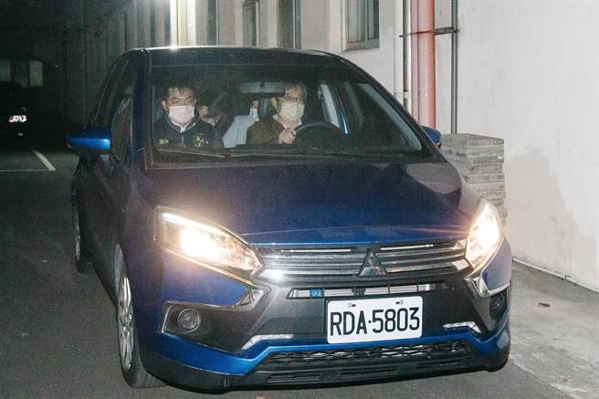 宜蘭地檢署13日指揮法務部廉政署以羅東土地開發涉犯貪汙治罪條例等案由，搜索宜蘭縣長林姿妙等相關人員，林遭廉政署漏夜偵訊後一臉疲累地被移送宜蘭地檢署複訊。（郭吉銓攝）