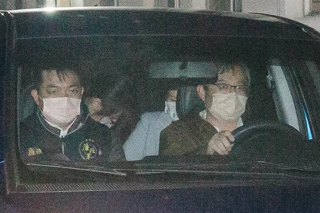 宜蘭地檢署13日指揮法務部廉政署以羅東土地開發涉犯貪汙治罪條例等案由，搜索宜蘭縣長林姿妙等相關人員，林遭廉政署漏夜偵訊後一臉疲累地被移送宜蘭地檢署複訊。（郭吉銓攝）