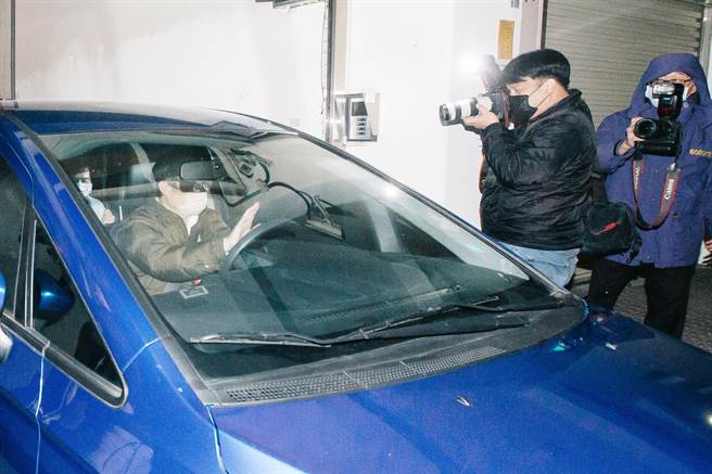 宜蘭地檢署13日指揮法務部廉政署以羅東土地開發涉犯貪汙治罪條例等案由，搜索宜蘭縣長林姿妙等相關人員，林遭廉政署漏夜偵訊後一臉疲累地被移送宜蘭地檢署複訊。（郭吉銓攝）