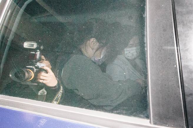 宜蘭地檢署13日指揮法務部廉政署以羅東土地開發涉犯貪汙治罪條例等案由，搜索宜蘭縣長林姿妙等相關人員，林遭廉政署漏夜偵訊後一臉疲累地被移送宜蘭地檢署複訊。（郭吉銓攝）