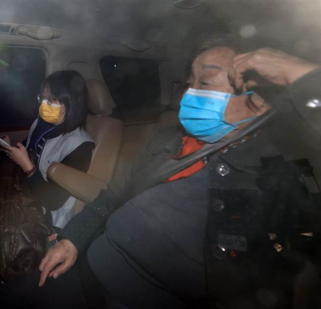 宜蘭地檢署13日指揮法務部廉政署以羅東土地開發涉犯貪汙治罪條例等案由，搜索宜蘭縣長等相關人員，林姿妙親戚、前國大代表林束梅（右）在廉政署偵訊後移送宜蘭地檢署複訊。（鄧博仁攝）