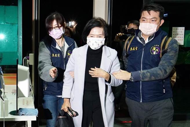 宜蘭縣長林姿妙複訊一夜無保請回，神情愉悅。(李忠一攝)