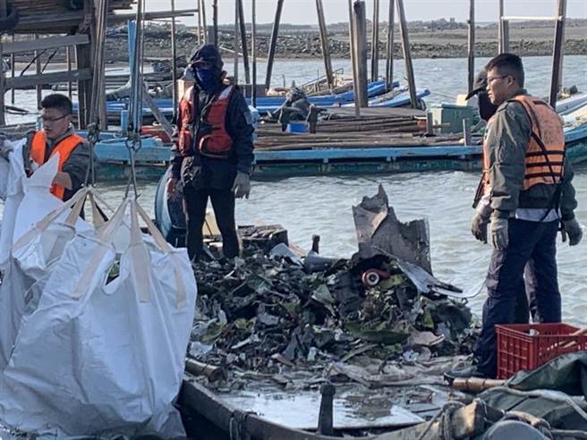 F-16V战机11日于东石海岸坠毁，军方13日下午以船艇带回大量在海中捞到的战机残骸。（吕妍庭摄）