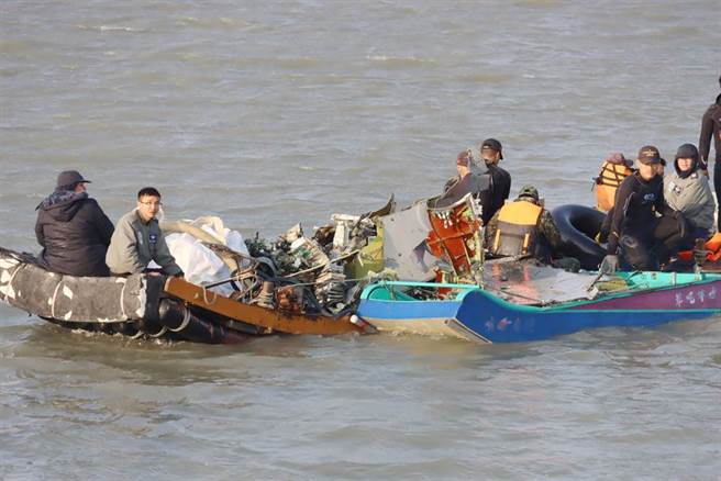 今军方从坠机地点带回大量战机残骸，多数是金属、电缆、轮胎等各式零件和破碎机身。（吕妍庭摄）