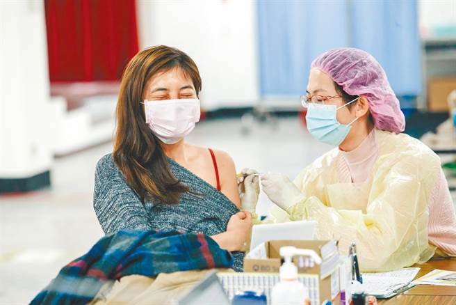 台北市疫苗預約系統今早上9時至下午5時，再次開放。圖為接種示意圖。（資料照／郭吉銓攝）