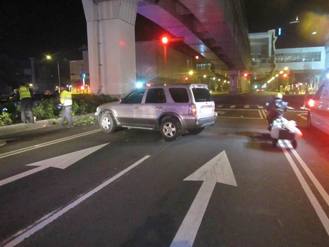 台中市今日凌晨发生3车追撞车祸，造成5人受伤送医。（民眾提供／卢金足台中传真）