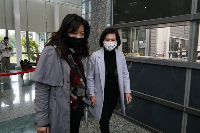 宜兰县政府等机关相关涉弊案，在今天上午9时侦讯结束，宜兰县长林姿妙（右）虽列被告，但无保请回，离去时林姿妙面对媒体询问回说「谢谢。」（李忠一摄）